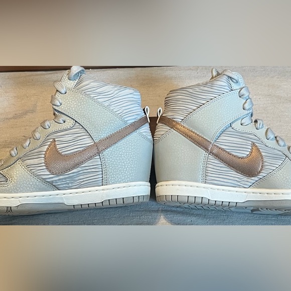 Nike Hi Dunk
Sky Hi Light Bone Metallic Red Bronze (Women's SZ 7) - Picture 5 of 12